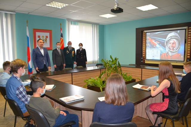 В Смоленске восемь школьников в торжественной обстановке получили первые паспорта