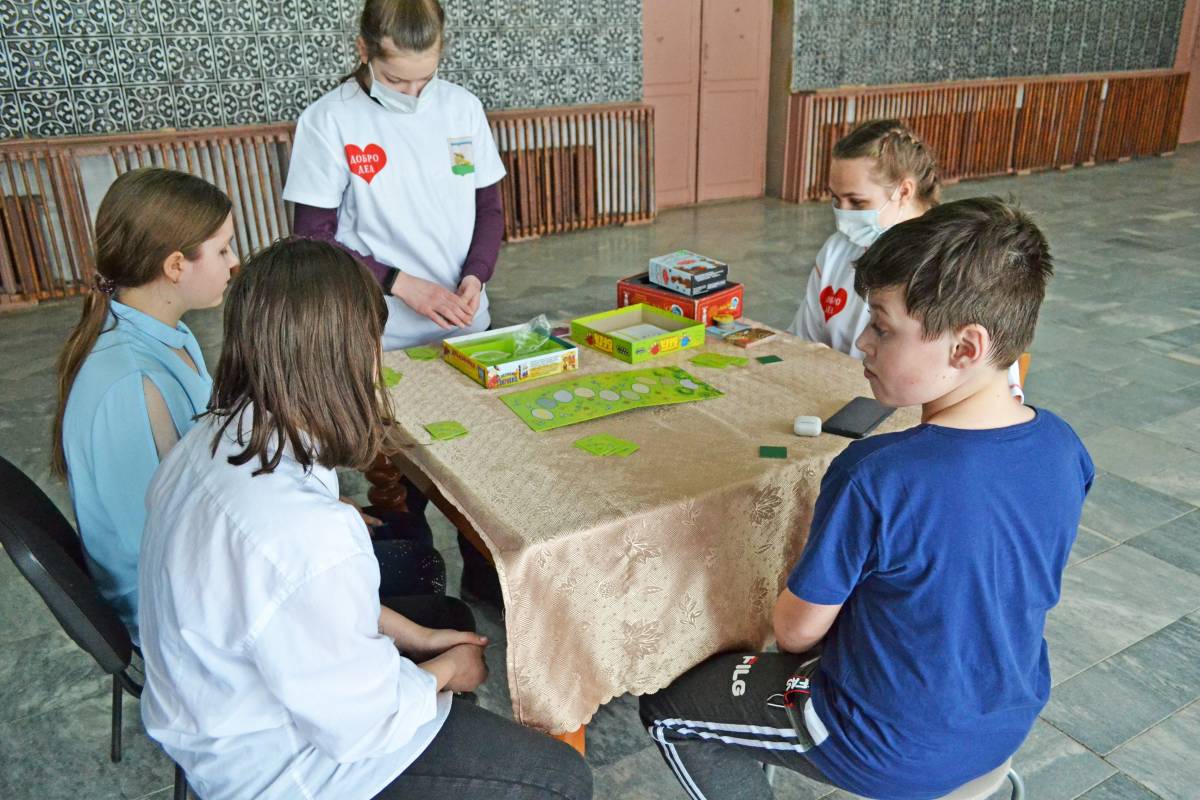 Вяземские волонтёры устроили праздник для ребят из отдалённых сёл