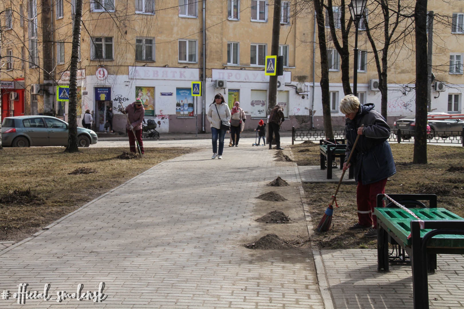 Весенняя уборка городских улиц в Смоленске в самом разгаре