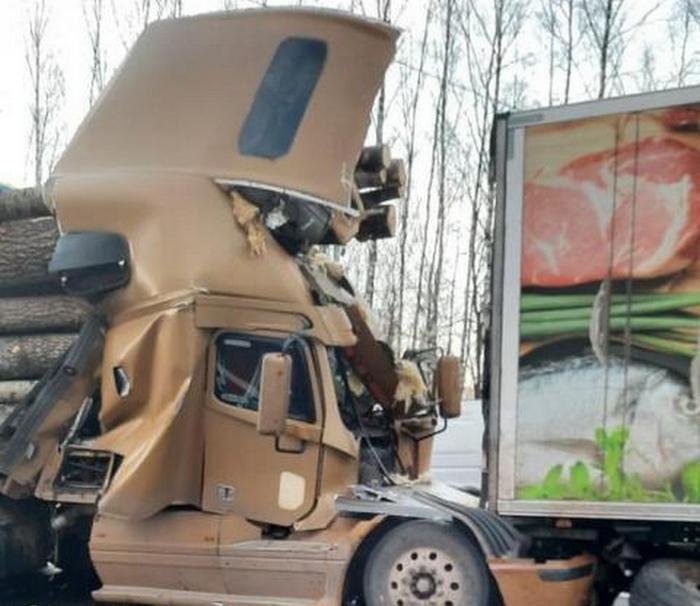 В Смоленской области на трассе М-1 столкнулись два большегруза