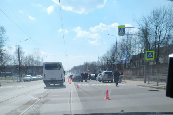 На улице Фрунзе в Смоленске «LADA Kalina» сбила двух детей