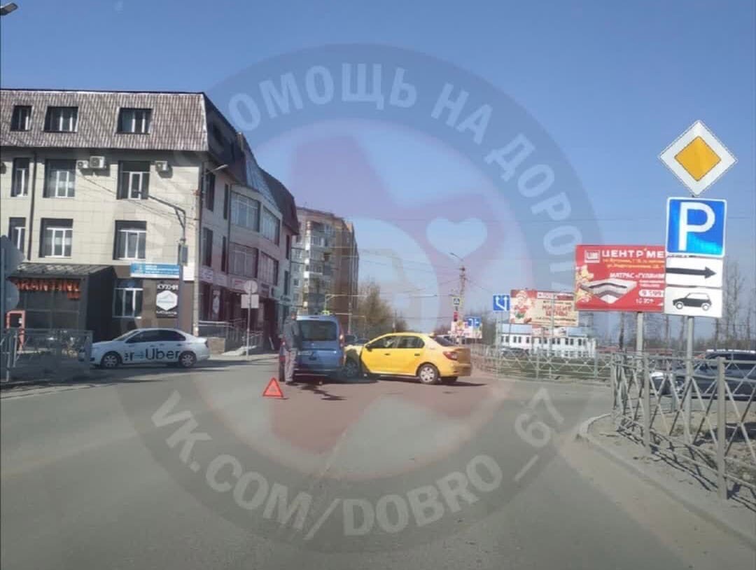 В Смоленске на улице Попова столкнулись автомобили