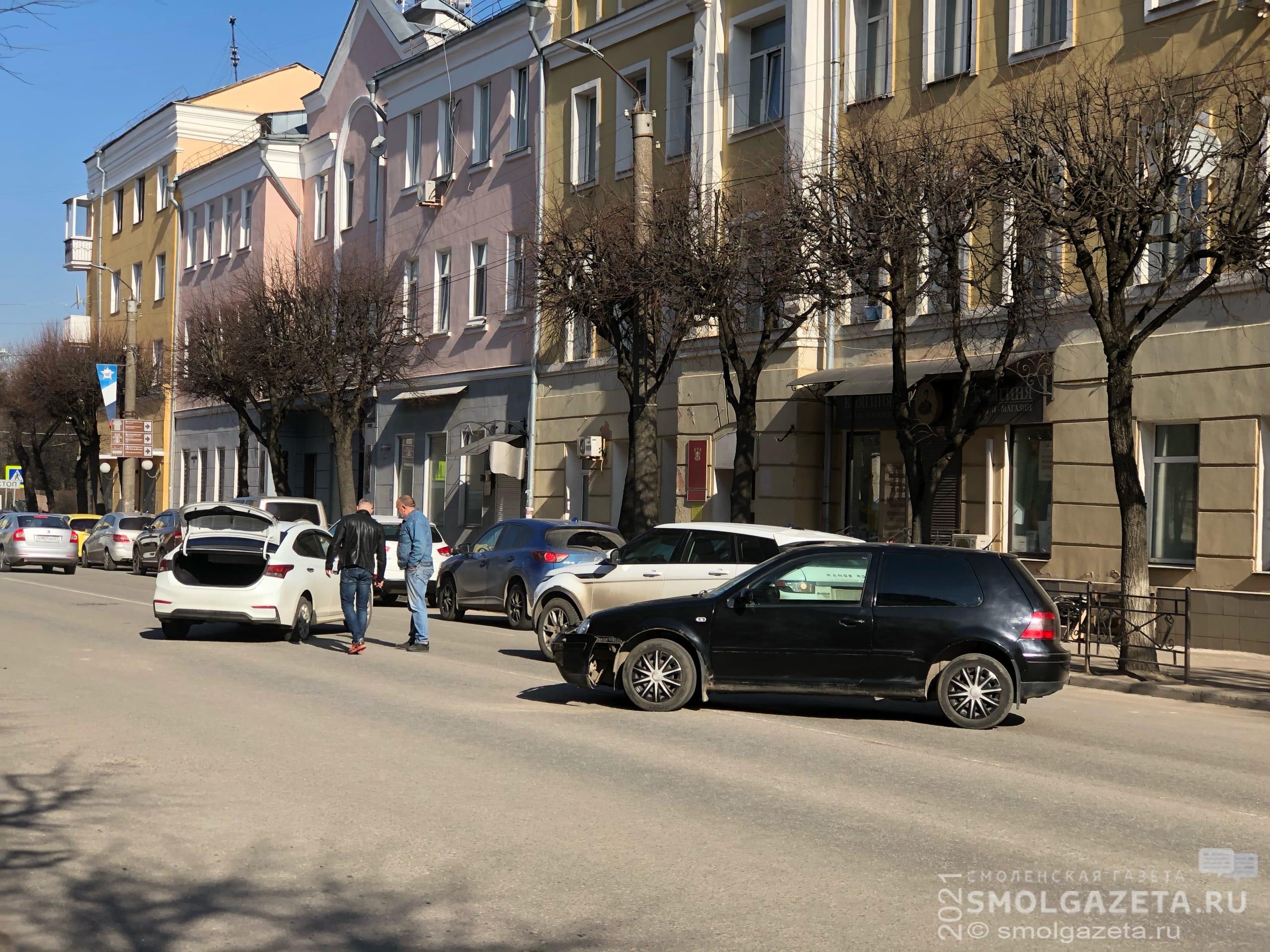 В Смоленске на улице Дзержинского столкнулись две легковушки