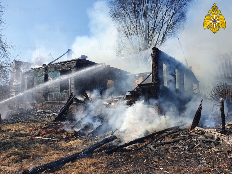 В Рославле семья лишилась дома и сарая из-за пожара