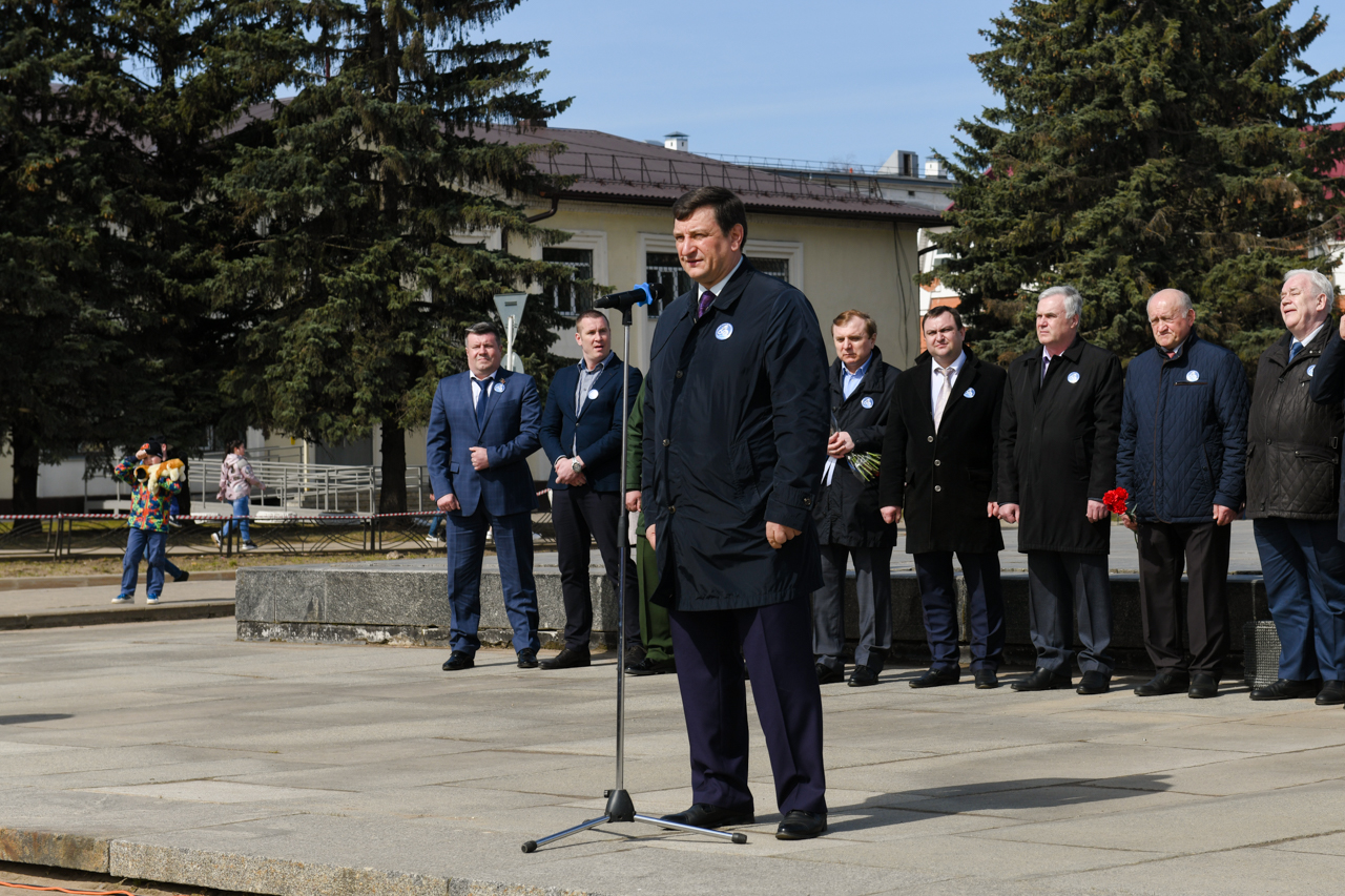 Погода на сегодня гагарин смоленская область. Памятник Гагарину в Смоленске.