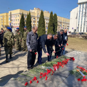 В Смоленске воспитанники «Вымпела» возложили цветы к бюсту Гагарина 