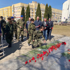 В Смоленске воспитанники «Вымпела» возложили цветы к бюсту Гагарина 