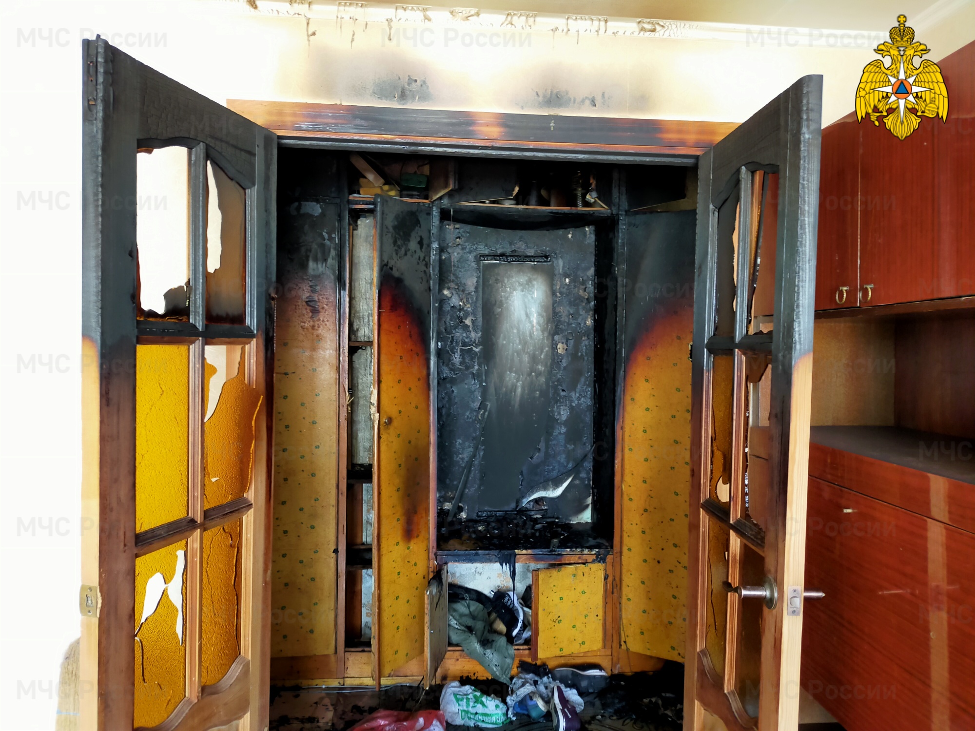 В квартире на улице Кирова в Смоленске шкаф загорелся изнутри