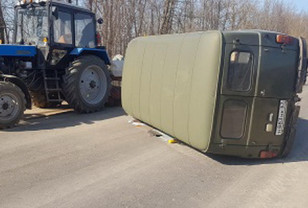 В Монастырщинском районе женщины получили травмы в результате ДТП с трактором
