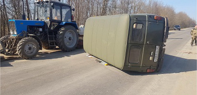 В Монастырщинском районе женщины получили травмы в результате ДТП с трактором