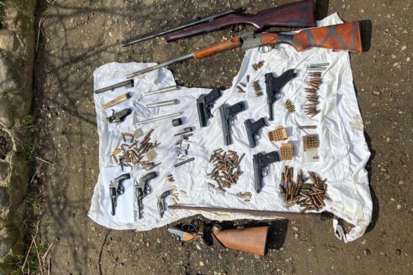 В Смоленске ФСБ из незаконного оборота изъяла более 60 единиц оружия