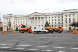 В Смоленске в рамках экологического месячника ведут уборку площади Ленина