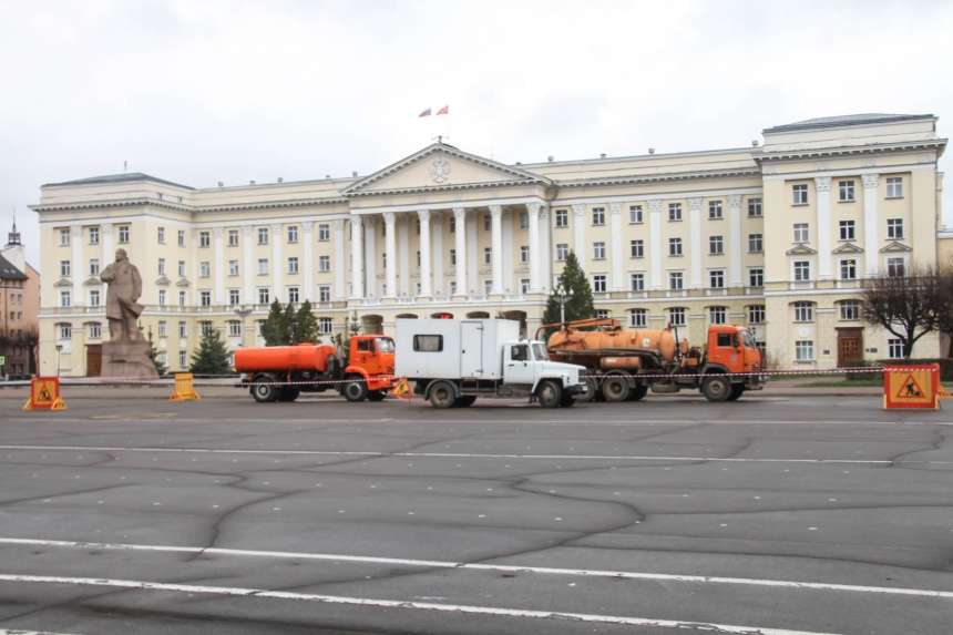 В Смоленске в рамках экологического месячника ведут уборку площади Ленина