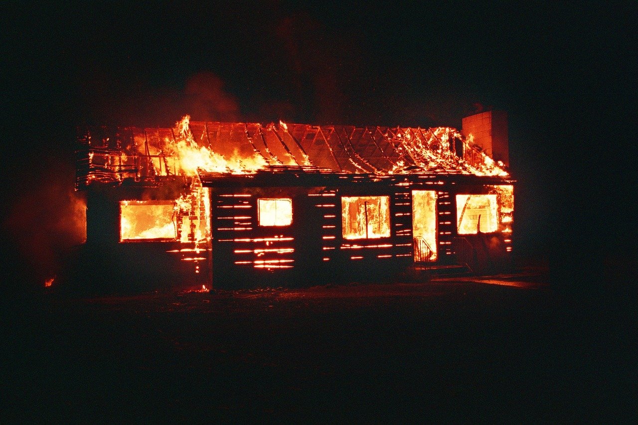В Смоленской области пожарные спасли пенсионера из горящего дома