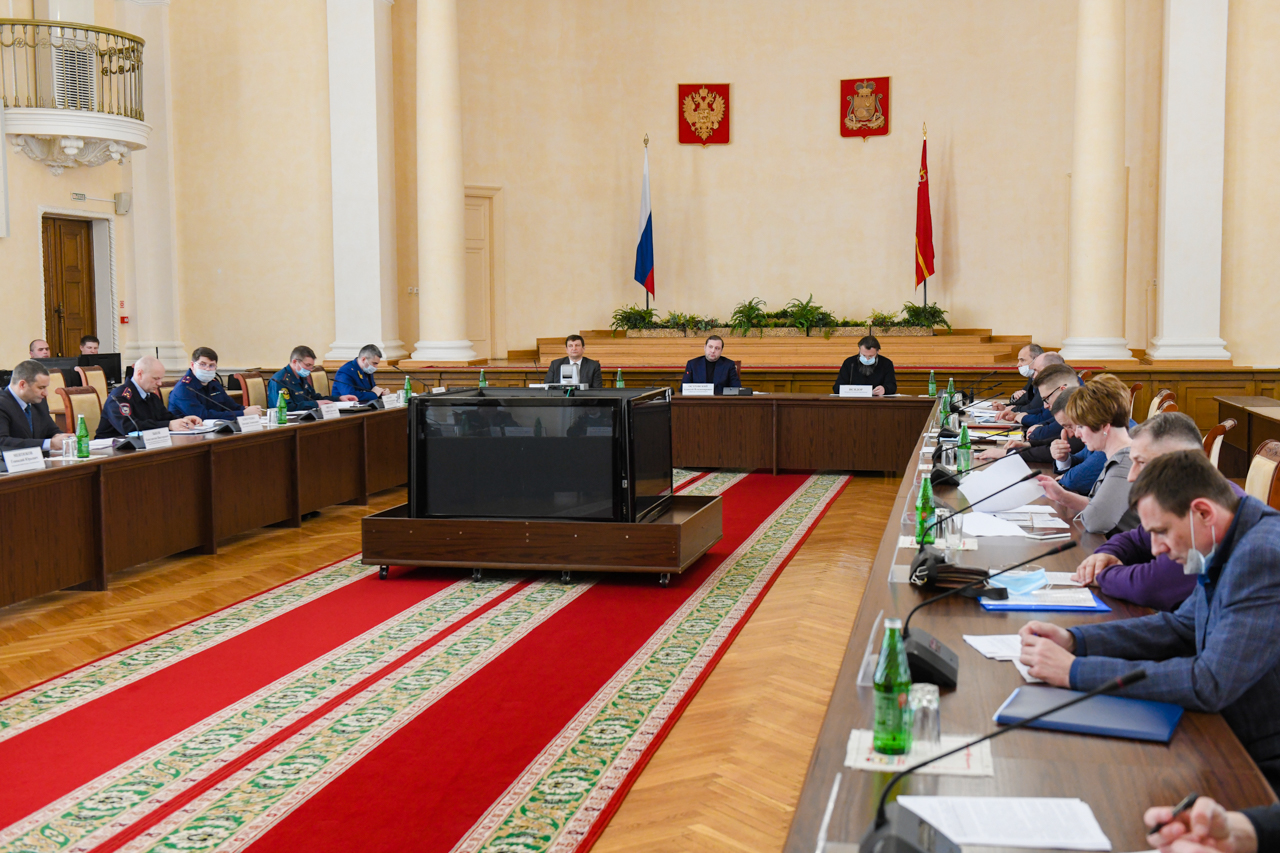 В администрации Смоленской области обсудили вопросы обеспечения безопасности на майские праздники