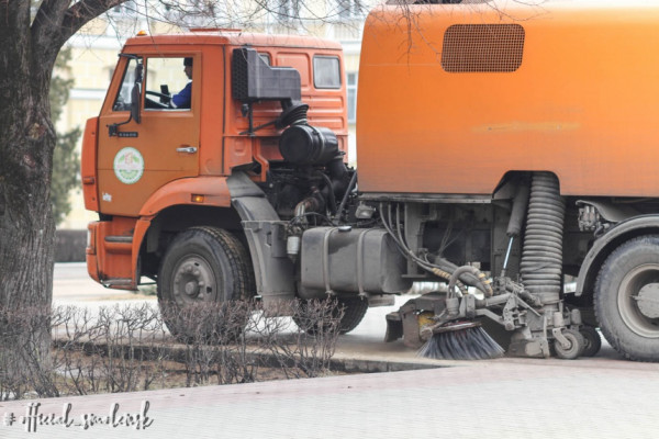 В Смоленске продолжается уборка улиц от пыли и грязи 