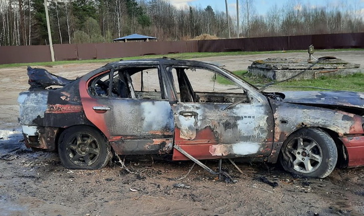 В Рославльском районе во время ремонта сгорел «Nissan Primera»
