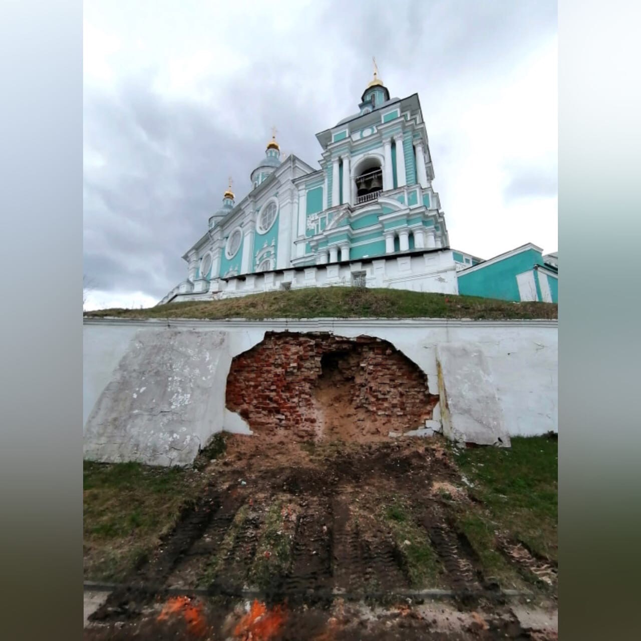 Смоленская епархия прокомментировала ситуацию с обрушением подпорной стены Успенского собора