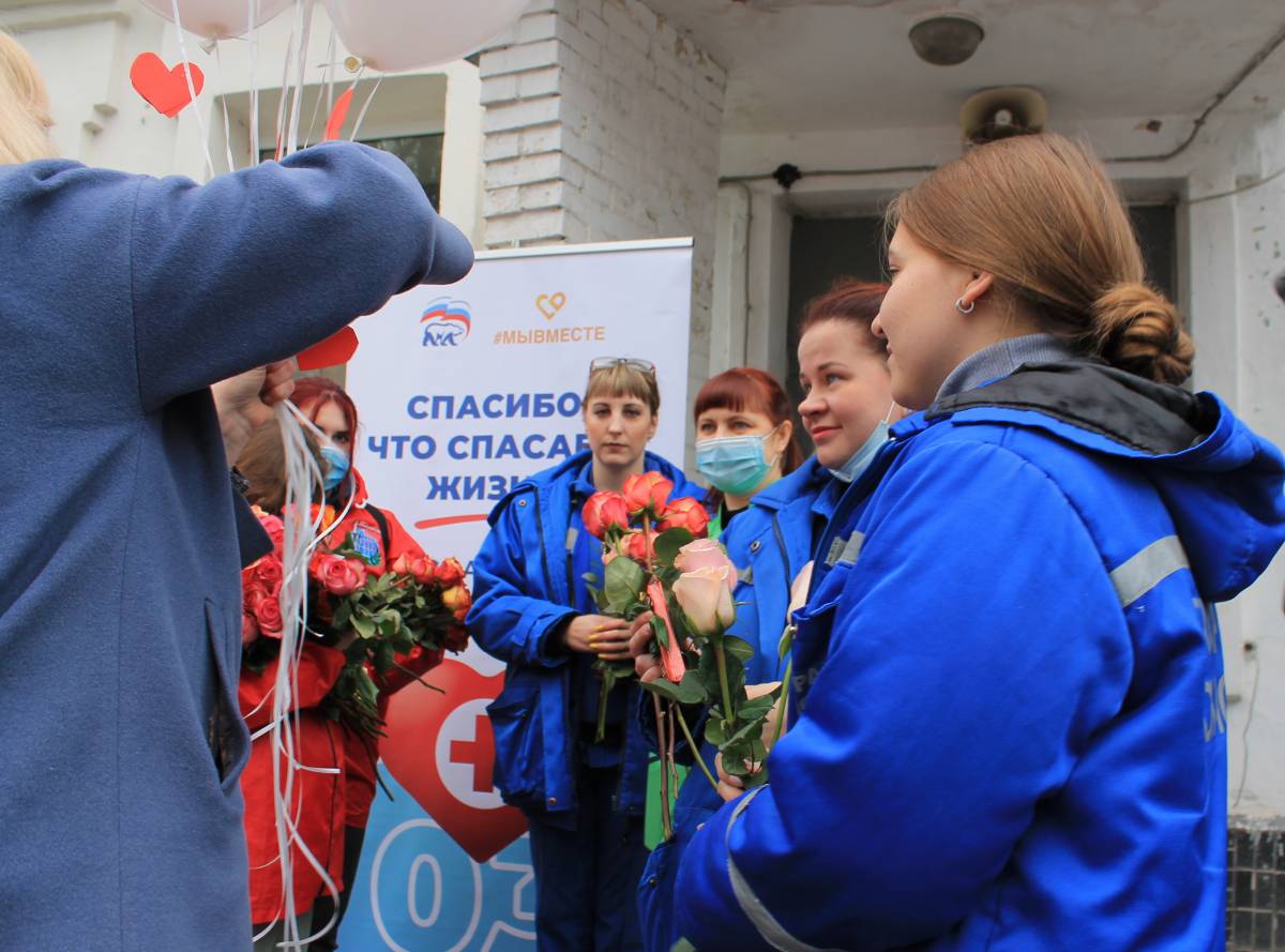 Смоленские единороссы поздравили коллектив скорой помощи с профессиональным праздником