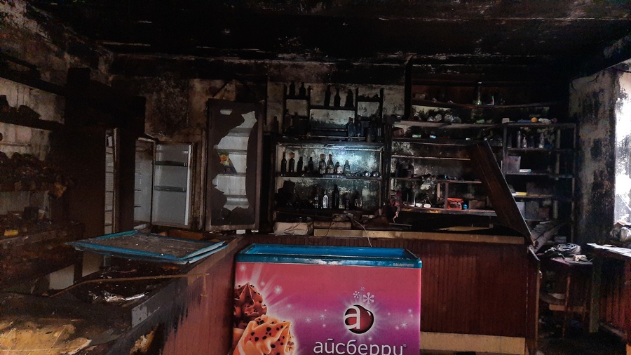 В Угранском районе загорелся магазин