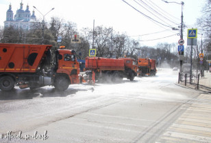Смоленские улицы продолжают очищать от скопившейся за зиму пыли и грязи