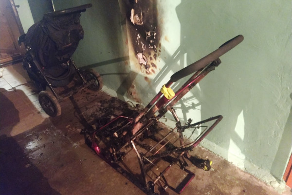 Ночью в многоэтажном доме в Сафонове горели детские санки