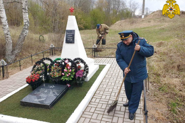 В Смоленске сотрудники МЧС провели уборку на территории братской могилы
