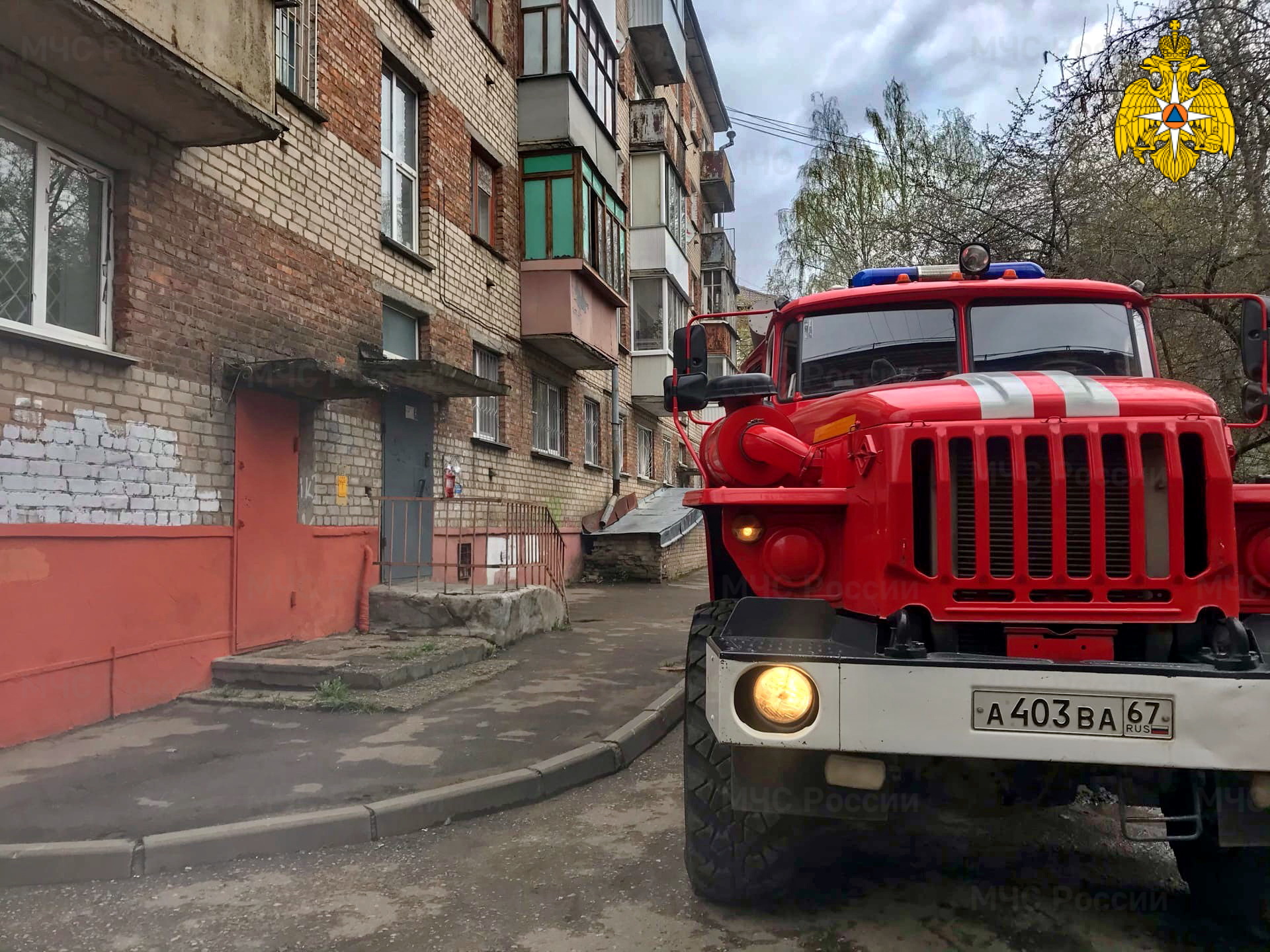 Два человека спасены пожарными на улице Твардовского в Смоленске 