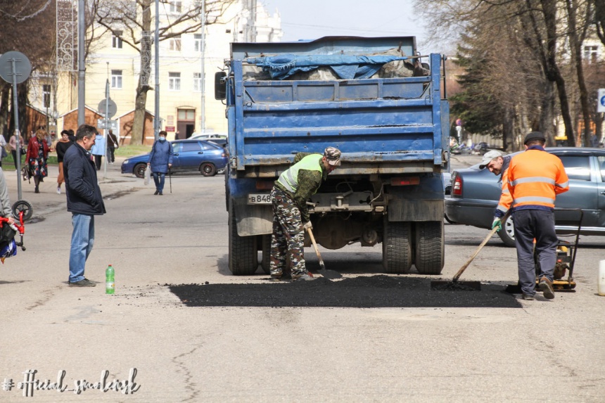 В городе Смоленске активно проводят ямочный ремонт