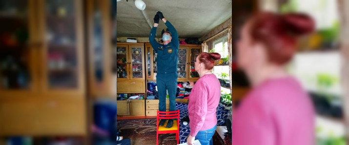 В Смоленской области сотрудник МЧС установил пожарный извещатель в доме многодетной семьи