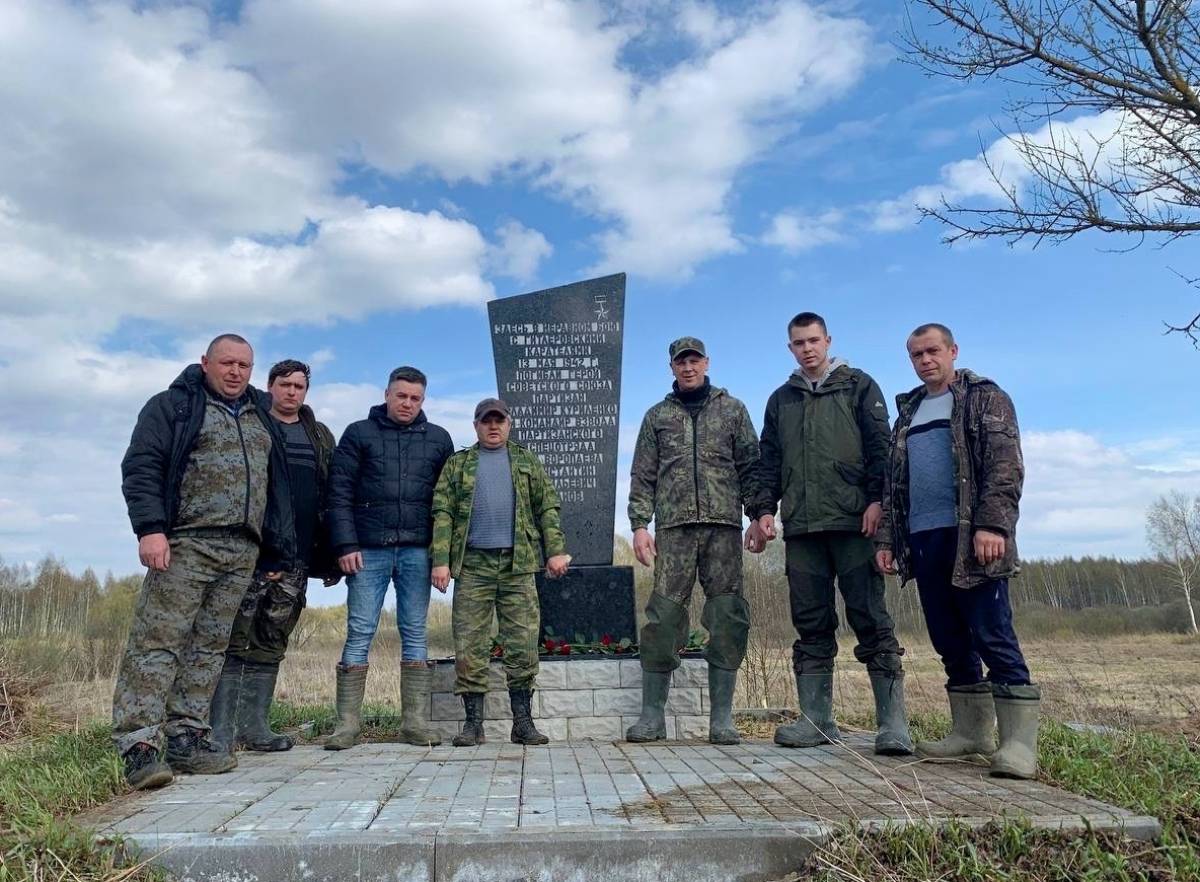 В деревне Саленки Смоленского района восстановили памятник партизану Володе Куриленко