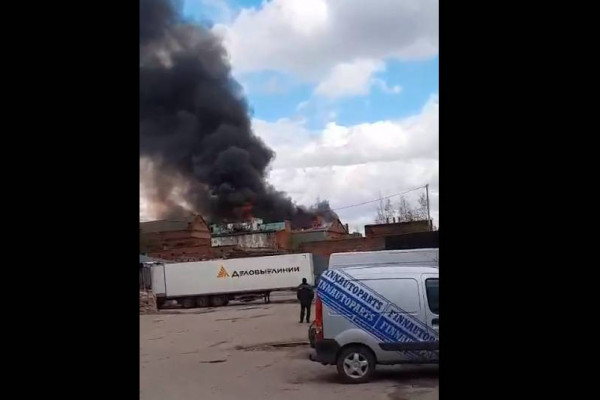 В Смоленске на улице Кашена загорелось здание бывшего мясокомбината