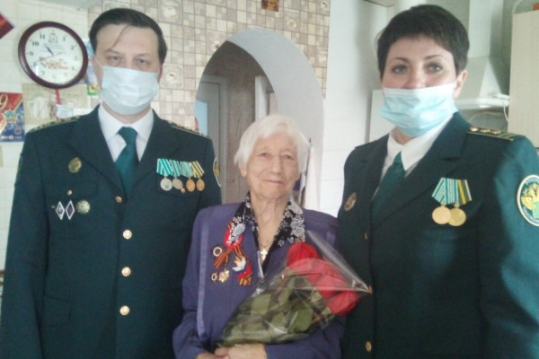 Смоленские таможенники поздравили ветеранов с Днём Победы
