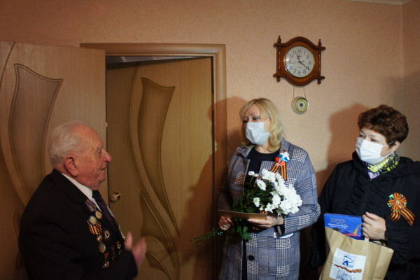 В Смоленске ветеранов поздравляют с наступающим Днем Победы