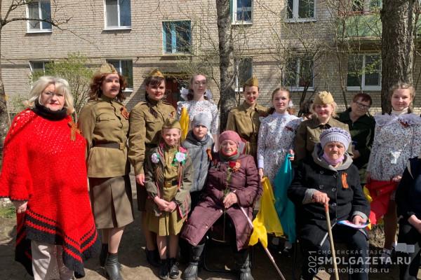 В Смоленске состоялись праздничные концерты во дворах ветеранов