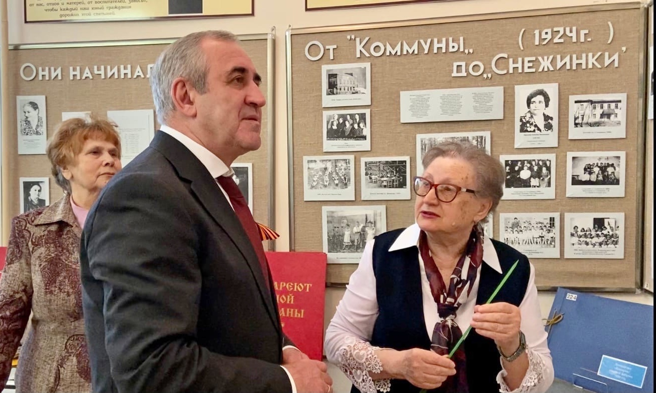 Сергей Неверов с подарками посетил музей дошкольного образования в Смоленске