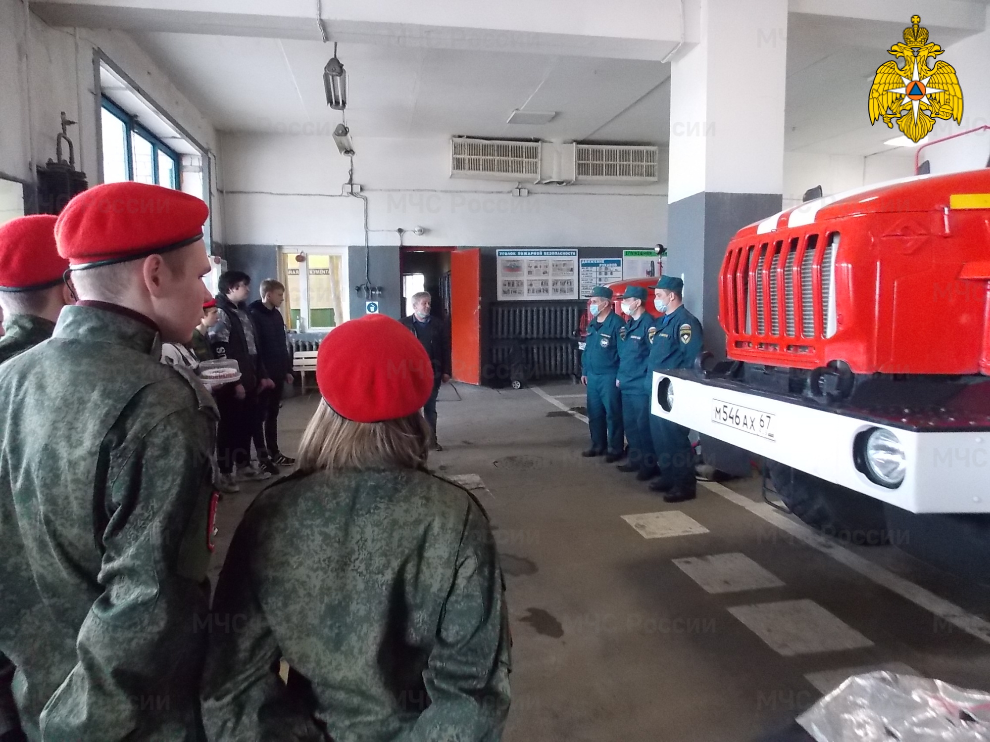 Кардымовские пожарные принимали юных гостей