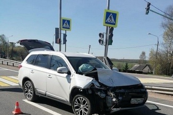 На трассе Р-120 в Смоленской области столкнулись «Mitsubishi» и «Volkswagen»