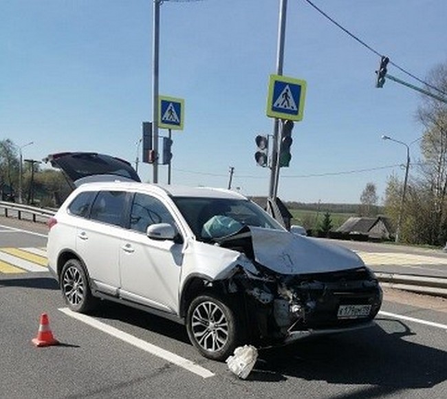 На трассе Р-120 в Смоленской области столкнулись «Mitsubishi» и «Volkswagen»