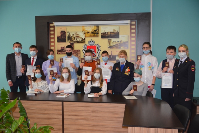 Смоленские школьники получили паспорта гражданина России