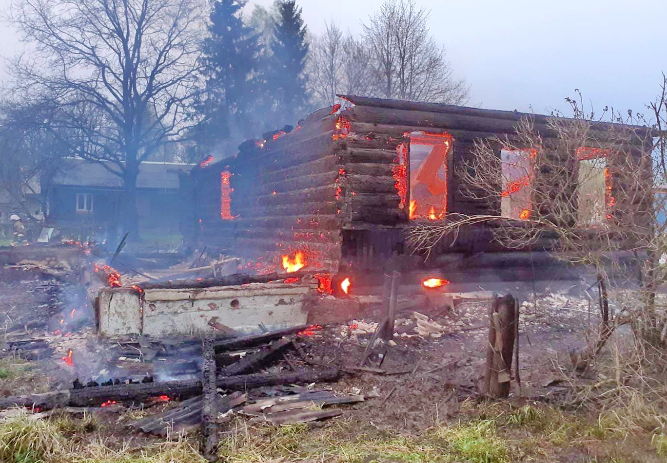 В Сычевском районе сгорел жилой дом и хозпостройка