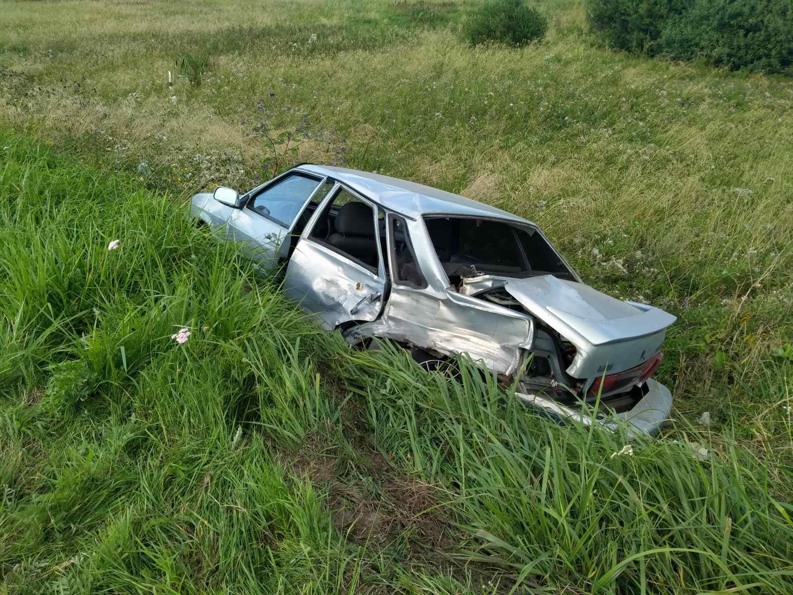 В Смоленской области на трассе М-1 опрокинулся автомобиль