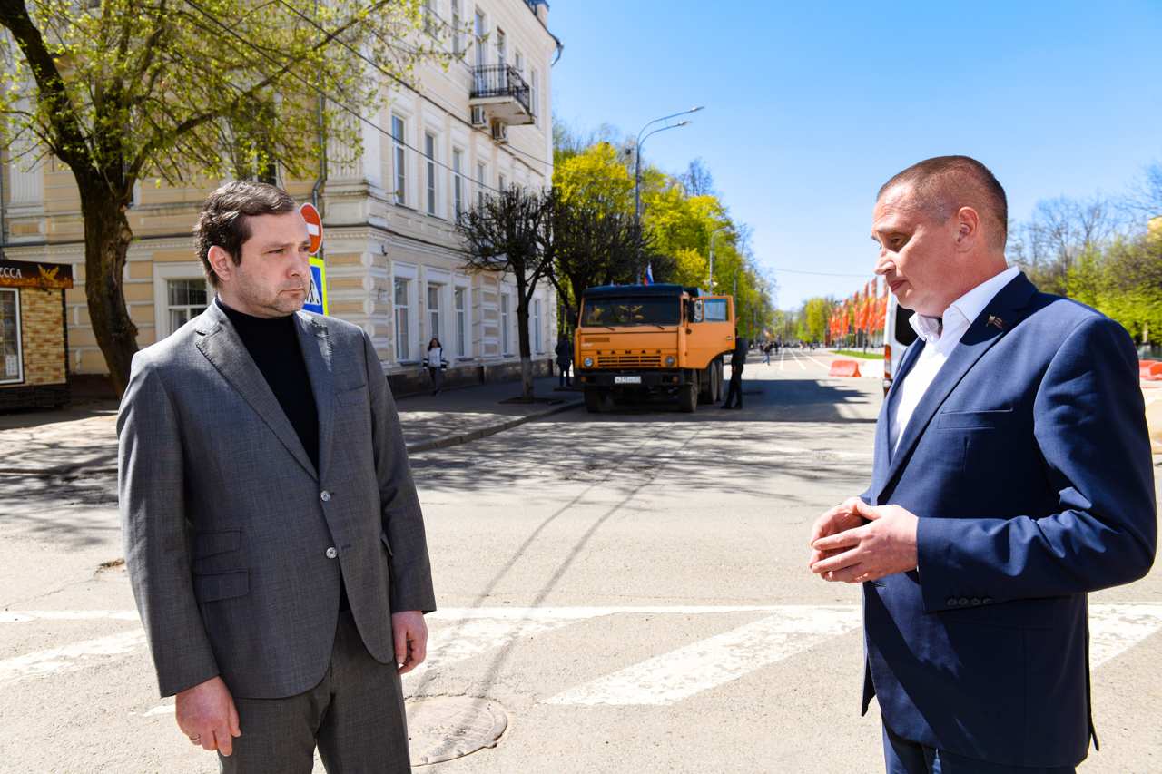 Губернатор проинспектировал состояние участка улично-дорожной сети на улице Маяковского