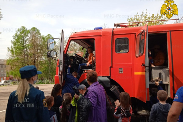 В Смоленской области школьники побывали на экскурсии в пожарной части