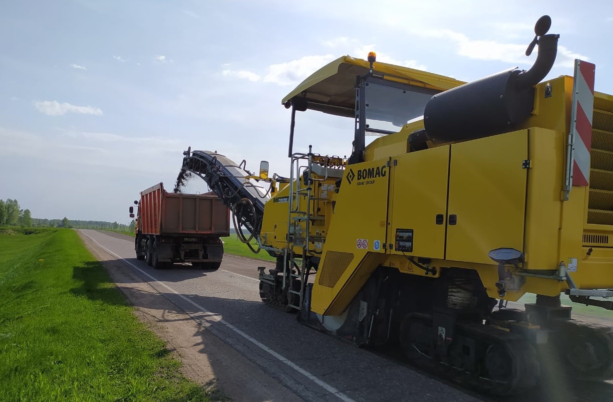 Смоленскавтодор продолжает ремонт дороги в Хиславичском районе 