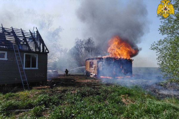 В Гагаринском районе в деревне Столбово горели три бытовки