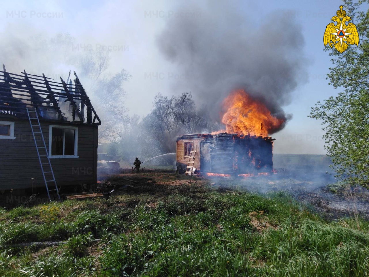 В Гагаринском районе в деревне Столбово горели три бытовки