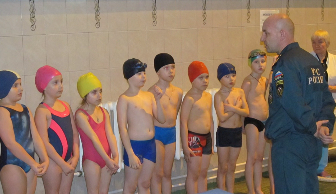 В Смоленске сотрудники МЧС провели занятие с детьми в бассейне 