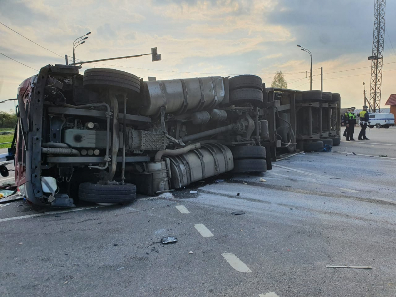 В Смоленской области ищут свидетелей аварии, в которую попали микроавтобус и фура