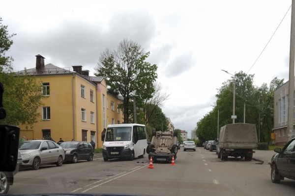 В Смоленске на улице Исаковского иномарка попала в аварию и опрокинулась на крышу